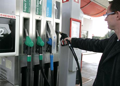 Det blir allt vanligare att traditionell diesel ersätts av eller blandas upp med bränsle baserat på biologiska råvaror.  (Foto: AFP)
