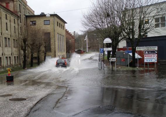 Vattnet fyllde gatorna i Almedal i södra Göteborg. (Foto: Anders Eriksson/Epoch Times)
