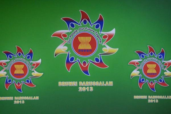 En bild visar logotyper för den 46:e Aseans utrikesministermöte i Bandar Seri Begawan den 29 juni 2013. Indien samarbetar i allt högre grad med Asean för att motverka Kinas inflytande i sydöstra Asien. (Foto: Roslan Rahman/AFP/Getty Images)
