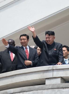 Nordkoreas ledare Kim Jong-Un (längst fram till höger) och Kinas vicepresident Li Yuanchao (vänster) vinkar till folkmassan under en militärparad på Kim Il-Sung-torget under firandet av 60-årsdagen av Koreakrigets slut i Nordkoreas huvudstad Pyongyang den 27 juli, 2013. Nordkorea visade sin hittills största militärparad den 27 juli för att markera 60-årsdagen av vapenstilleståndet som gjorde slut på Koreakriget.  (Foto: Ed Jones/AFP /Getty Images)