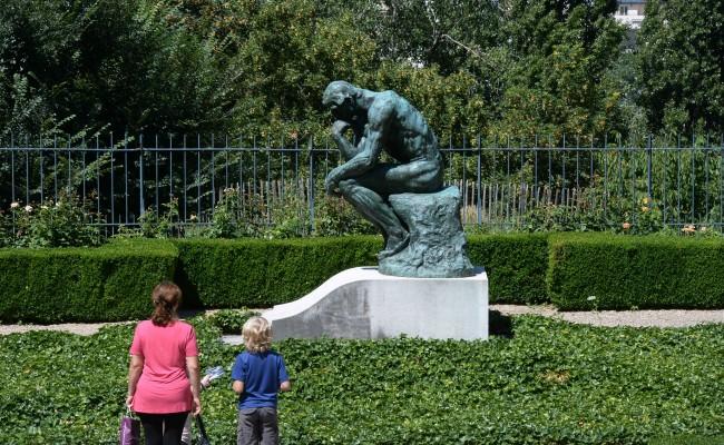 Den välkända skulpturen Tänkaren sitter och funderar på sin skapares, Auguste Rodin, grav i Rodinmuseet i Paris. Men var finns tankarna egentligen? Det är en fråga filosoferna funderat på i många år. (Foto: Pierre Andrieu/AFP/Getty Images) 