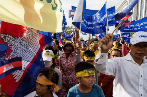Anhängare av Kambodjas National Rescue Party visar sitt stöd i Freedom Park den 7 september i Phnom Penh, Kambodja. (Foto: Nicolas Axelrod / Getty Images)
