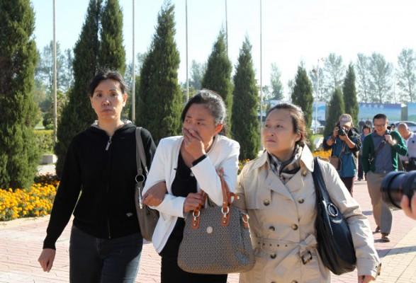 Zhan Jing, hustru till den 36-årige gatuförsäljaren Xia Junfeng, på väg till Donglings begravningsbyrå, den 26 september i Shenyang. Xia Junfeng hade avrättats dagen innan för att 2009 ha dödat två ordningspoliser och skadat en tredje. (Foton: ChinaFotoPress/Getty Images)