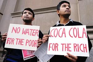 Demonstranter protesterar mot Coca Colas påstådda människorättsbrott, vid aktieägarnas stämma i New York. (Foto: Jeff Fusco/Getty Images)