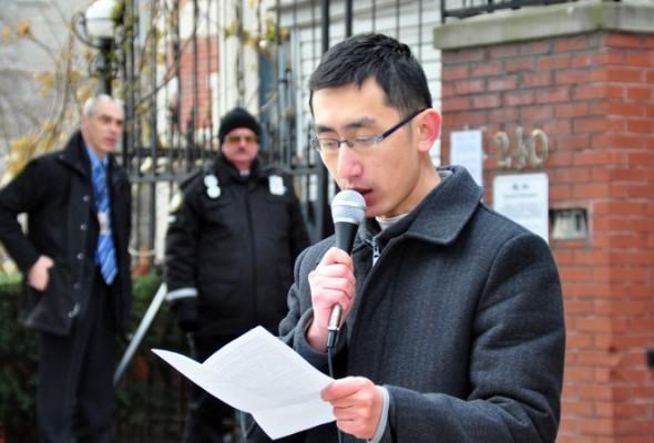 Kanadensiske Falun Gong-utövaren Paul Li läser sitt öppna brev till Kinas ledare Xi Jinping, där han vädjar om hjälp för att få sin far, Li Xiaobo, frisläppt i Kina, där han sitter fängslad för att han utövar Falun Gong, framför det kinesiska konsulatet i Toronto den 19 december 2014. (Foto: Allen Zhou/Epoch Times)
