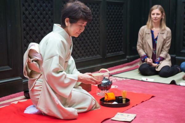 Miyako Watanabe utför en traditionell japansk teceremoni i Terrace Garden högst upp på Gramercy Park Hotel på Manhattan, New York, den 4 juni, 2015. Traditionen med teceremoni har funnits i hennes familj sedan 1717. (Foto: Benjamin Chasteen / Epoch Times)
