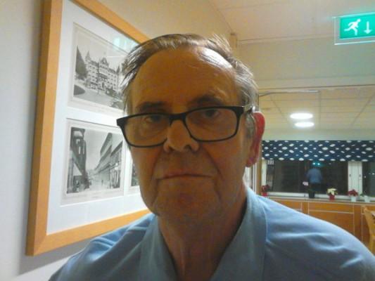 Lund, Sverige: Gösta Blennow, 77, pensionerad läkare <p> Media har rapporterat utförligt om den kommande kollapsen av vår planet jorden – inte i vår livstid förstås – på grund av miljöförstöringen, höjningen av havsnivån och så vidare…. Om jag fick välja en sak att göra så skulle jag hjälpa till att förhindra en stor katastrof på jorden. 
