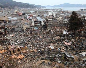 Otsuchi i länet Iwate, en stad med 17 000 invånare, drabbades den 22 mars av flera katastrofer, först av en jordbävning sedan en tsunami och efter det sattes staden i lågor efter att en fiskebåt spillt olja. (Foto: JIJI Press/AFP/Getty Images)
