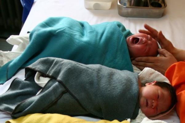 En sjuksköterska masserar spädbarn på Xinings barnsjukhus i staden Xining i Qinghaiprovinsen. Enligt China National Radio gör sjukhusen i Henanprovinsen reklam för sin försäljning av oönskade spädbarn. (Foto: Getty Images)
