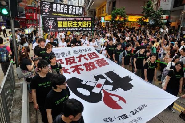 Banderollen lyder: "Rehabilitera 4 juni-händelsen, ge aldrig upp". (Foto: Song Xianglong/The Epoch Times)
