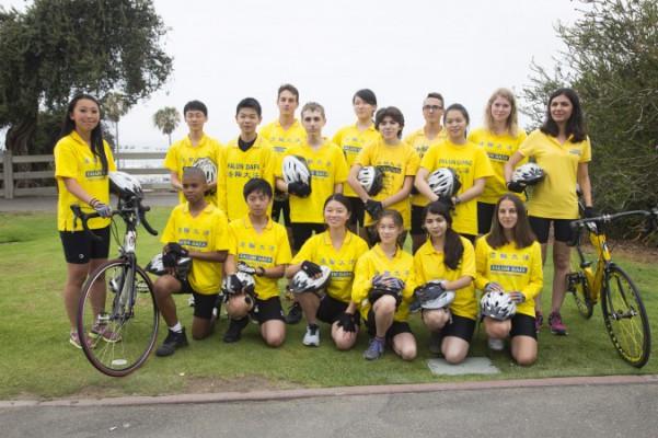 Ride 2 Freedom är en grupp ungdomsambassadörer från olika länder som ska cykla från Los Angeles till Washington och slutligen New York för att rädda fem föräldralösa barn i Kina.  Foto: Debora Cheng/Epoch Times
