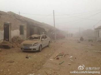 Skadade bostadshus och bilar efter explosionen. (Foto: Weibo.com)
