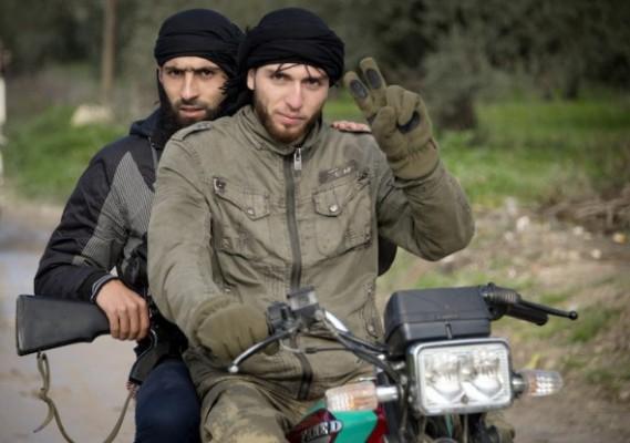 Två syriska rebellsoldater på motorcykel nära den nordliga staden Darkush den 14 december 2012. (Foto: Odd Andersen/AFP/Getty Images)

