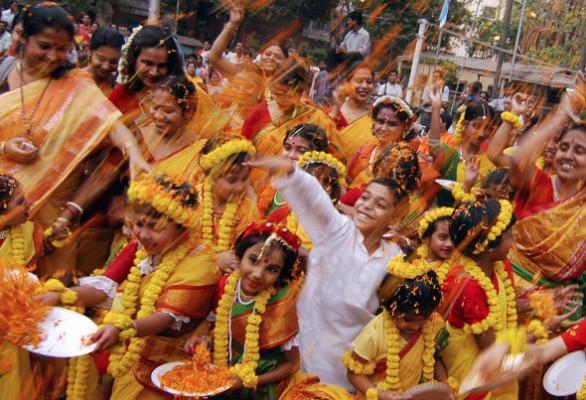 Indiska skolbarn kastar blomblad under firandet av vårens festival, "Vasantotsav" i Kolkata. (Foto: Deshakalyan Chowdhury/AFP/Getty Images)
