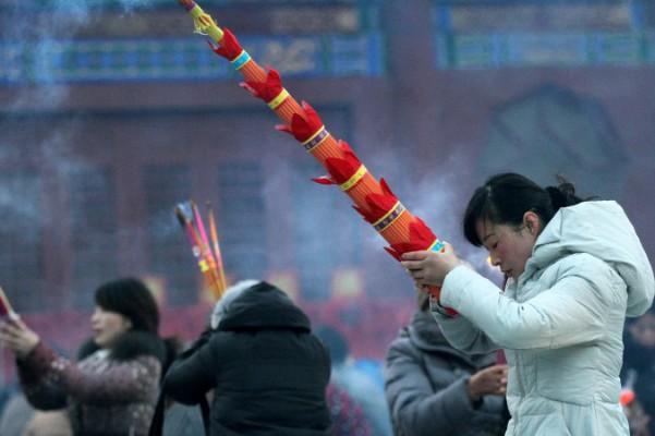 Människor tänder rökelse under Laba-festivalen vid Ciyunchansi-templet i Huai’an i Jiangsuprovinsen i Kina, 27 januari 2015. Feng Shui, spådomar och andra kinesiska traditioner som stämplas som ”vidskepelse” av kommunistpartiet är mycket populära bland deras egna företrädare. (ChinaFotoPress/Getty Images)