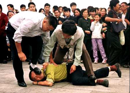 Förföljelsen av Falun Gong fortsätter att skörda offer. Under 2006 dödades minst 216 personer till följd av kinesiska myndigheters tortyr och förtryck. (Foto: clearwisdom.net)