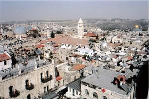 Utsikt över den gamla delen av Jerusalem. Den grå kupolen till vänster är den Heliga gravens kyrka, tornet i mitten är den Lutherska Försoningskyrkan och den gyllene kupolen till höger är Klippdomen. (Foto: Chris Mallinos/Epoch Times) 
