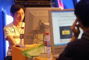 MINSKAD FRIHET:Internetanvändare på en spelmässa i Beijing. Googles nya sökmotor Google.cn bidrar till en utveckling som inte ger Kineser full tillgång till internet. (Foto: Frederic J. Brown/AFP/Getty Images)