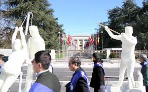 Förenta Nationerna, Genève, den 4 april: Demonstranterna bär nio spöklika statyer (av vilka två finns med på bilden) i marchen. Varje staty representerar en aspekt i kommunistpartiets förföljelse av det kinesiska folket. (Marcin Hakemer/Epoch Times)
