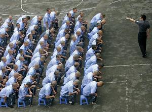 Ett arbetsläger i Kina. Skördande av organ från Falun Gong-utövare som fortfarande var vid liv och kremering av deras kroppar i syfte att förstöra bevis, har pågått i arbetsläger över hela Kina. Sjukhus anslutna till lokala allmänna säkerhetsbyråer och militärpolisstationer deltar i organhandeln (Foto: China Photos/Getty Images)
