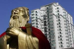 Konfucius, en respekterad filosof och lärare som levde i Kina 551-479 f Kr, har miljoner släktingar i Kina och andra länder. Statyn av Konfucius finns i Changchun, Jilinprovinsen i Kina. (Foto: China Photos/Getty Images/AFP)