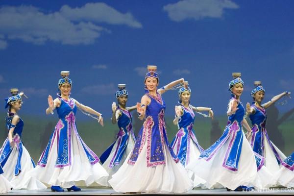 Mongolisk skåldans framförd av artistgruppen Divine Performing Art på New Tang Dynasty Televisions kinesiska nyårsgala. Uppträdandet var på Palais des Congres i Paris under lördagkvällen. (Foto: Epoch Times)
