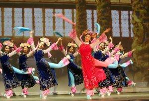 Dansare framför en livfull dans i manchurisk stil, vid NTDTV:s Spectacularföreställning i Ottawa, Kanada. (Foto: NTDTV)