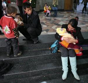 Det finns ungefär 100 miljoner barn i Kina. År 2020 förväntas antalet män i åldern 20-45 år att vara 30 miljoner fler än antalet kvinnor, till följd av kommunistpartiets ettbarnspolitik, visar en ny statlig kinesisk undersökning. (Foto: China Photos/Getty Images/AFP)