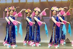 Dong Meijing (mitten bakre raden) framför manchudansen tillsammans med en trupp från dansskolan Feitan i New York, vid NTDTV:s kinesiska nyårsgala. (Foto: Epoch Times)