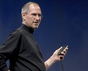 Apples vd Steve Jobs introducerar den nya iPhone som är en kombination av mobiltelefon, en iPod med widescreen och touchkontroller, samt en apparat för kommunikation på internet med möjligheten att använda e-post, nätsurf, kartor och sökfunktioner, vid MacWorld den 9 januari 2007 i San Francisco. (Foto: David Paul Morris/Getty Images)
