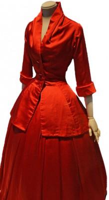 Under förarbetet inför utställningen fann man ett oväntat fynd. Det var en röd version av Zémire, en av klänningarna i Diors kollektion Ligne H. (Foto: Getty Images)