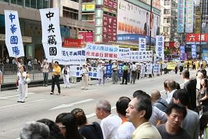 En stor parad hölls i Hongkong den 30 september. Tanken bakom den var att sörja det kinesiska kommunistpartiets (KKP) tyranni i Kina och stödja dem som valt att lämna partiet och dess organisationer. (Foto: Li Ming/The Epoch Times)
