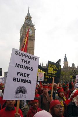 Folkmassan passerar förbi Big Ben under protestmarchen den 6 oktober för att stödja folket i Burma. (Foto: Ben Hedges/The Epoch Times)
