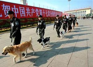 Kinesiska poliser patrullerar nära Great Hall of the People under kommunistpartiets 17:e kongress vid Himmelska fridens torg i Peking. (Foto: Teh Eng Koon/AFP/Getty Images)