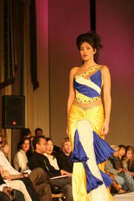 Den kuwaitiska modeskapare Hays al Houti inspirerades av havet när hon skapade sin USA-debutkollektion som visades upp den 11 februari under Couture Fashion vecka i New York. En blå, gul och vit dress med inspiration från en havsängel. (Foto: Peter Barkoura/The Epoch Times)
