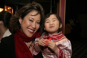 VIP-hälsning: Med sin unga dotter i handen gav Cindy Hsu, ankare på TV-kanalen CBS2, en gratulationshälsning och lyckönskade NTDTV:s nyårsgala i New York. (Foto: Jan Jekielek/The Epoch Times)
