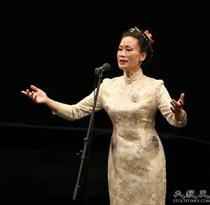 Yang Jiansheng framförde sin sång tillägnad de kinesiska Falun Gong-utövarna på NTDTV:s nyårsgala. (Foto: Li Sha/The Epoch Times)