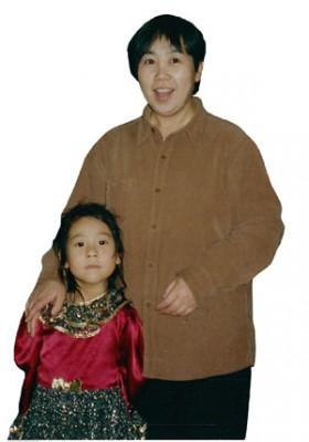 Falun Gong-utövaren Ma Hui och hennes åttaåriga dotter. I går greps bägge två i hemmet i S:t Petersburg av personal från ryska immigrationsmyndigheten och tvingades ombord på ett flygplan med destination Kina. 