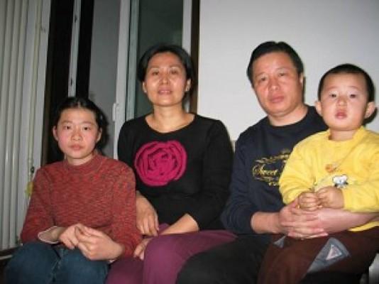Gao Zhisheng med familj, innan han arresterades år 2006. (Foto: The Epoch Times)
