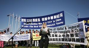 Megan Stout, en observatör för mänskliga rättigheter från ’De förtrycktas tårar’ (Tears of the Oppressed) talar på Free China rally utanför Australiens parlament (Foto: Richard Sun/The Epoch Times).
