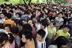 Ett stort antal studenter väntar på att få skriva de nationella universitetsproven
