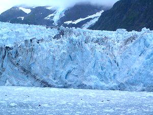 Ljudet av fallande is från denna spektakulära ismassa är både kusligt och imponerande. (Foton: Sheila O'Connor)
