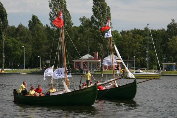 John Paul den Store och Solidaritet - två traditionella segelbåtar, byggda av ungdomar på glid, kryssar in i Szczecinhamnen den andra augusti. Det är avslutningskvällen för Tall Ships Race 2007. (Jan Jekielek/The Epoch Times)
