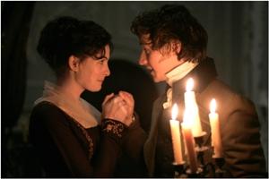 Anne Hathaway skildrar den berömda 1700-talsförfattarinnan Jane Austen som fattar tycke för Tom Lefroy (James McAvoys) i det romantiska dramat Becoming Jane. (Colm Hogan / Miramax Films)