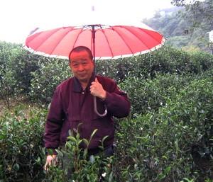 Den vänlige herr Lee bär på en 100 år gammal familjetradition i sättet han odlar ett rent te på i en oförstörd naturlig miljö. (L Sim/The Epoch Times)