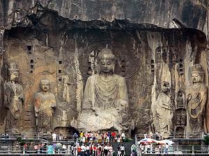 Turister samlas för att beundra Longmengrottornas buddhaskulpturer. Longmengrottorna i Henanprovinsen är en av platserna i Kina som står med på UNESCO:s världsarvslista. (Teh Eng Koon/AFP/Getty Images)
