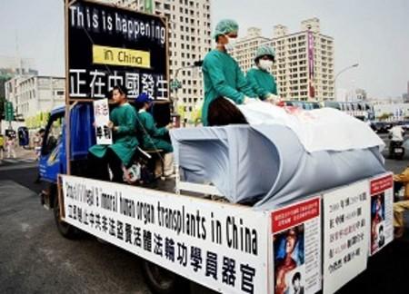 Återgivande av hur det kan gå till när organ skördas från fångar i kinesiska fängelser. Ytterligare vittnesmål har kommit som bekräftar den blodiga hanteringen. (Foto: Epoch Times)