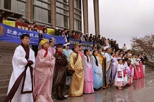 2007 års galaartister protesterar den 6 januari i  Seoul efter att föreställningen ställts in. (Foto: Yoon Taehwa/ Epoch Times)
