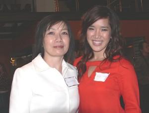 Allyn Hoang, Miss Asien-Amerika i Texas 2007-2008 och hennes mor tittar på den Kinesiska nyårsgalan. (Foto: Xue Hai/The Epoch Times)