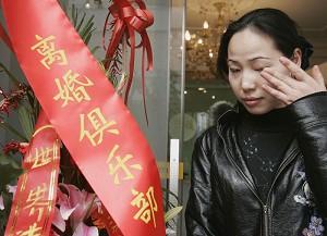 Omkring 1,4 miljoner par i Kina skilde sig 2007. Bilden visar en kvinna som stiger in i en "skilsmässoklubb" i Shanghai. (China Photo/Getty Image)
